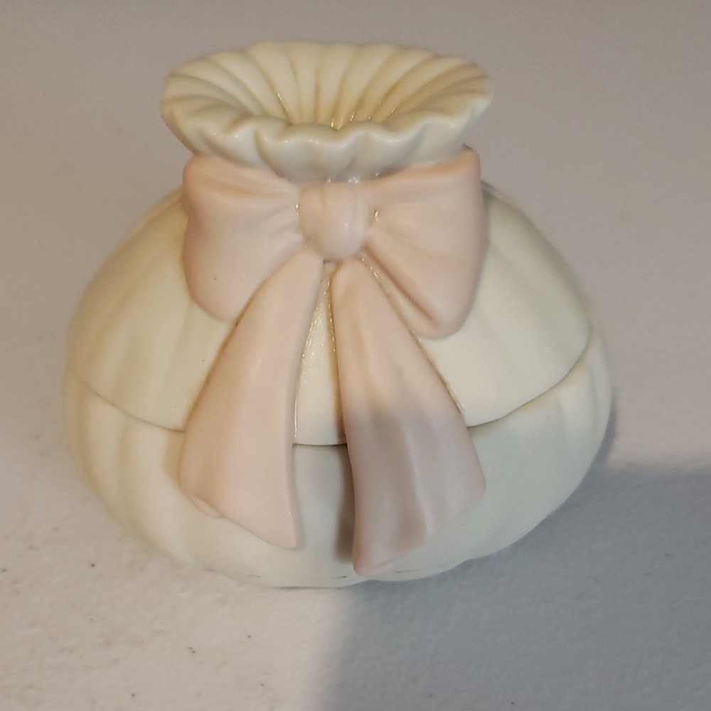 Vintage AVON Made in United States Soft Bow Trinket Glass Box NIB