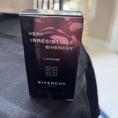 Very Irresistible Givenchy 0.13 oz/ 4 ml Sensual EDP splash mini New In display