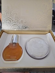 New In Box Vanderbilt Toilette Spray And Body Bowder Gold Box