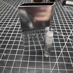 Viktor & Rolf Spicebomb Metallic Musk Eau De Parfum 1.2ml Sample Spray