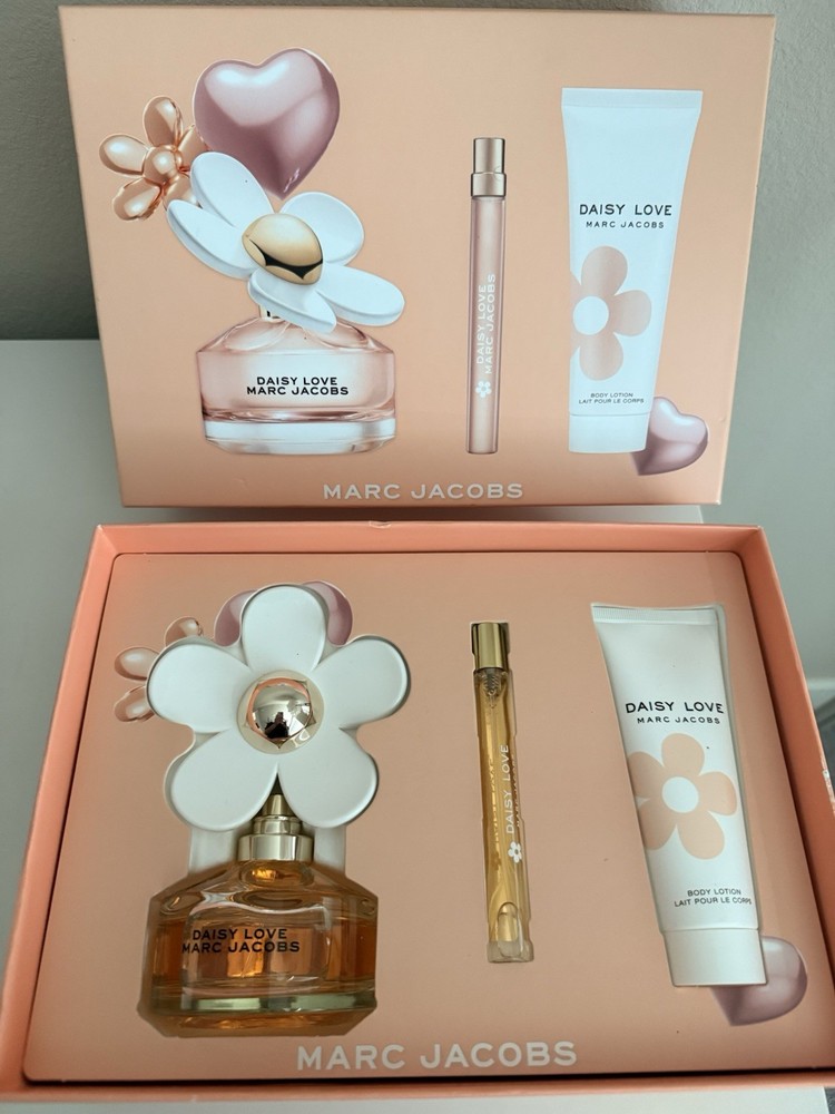 Marc Jacobs Daisy Love 3.4 fl oz Spray Gift Set w/ Travel Spray & Body Lotion
