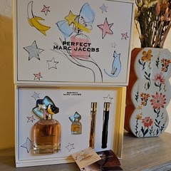Marc Jacobs Perfect Gift Set Sample Size Spray Mini Bottle & Travel Spray Vials