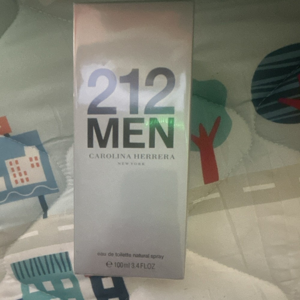 Carolina Herrera 212 Men Eau de Toilette Spray Regular Size 3.4 fl oz