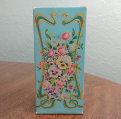 VTG Avon Trailing Arbutus Perfumed Talc in 1977 Anniversary Keepsake Tin NEW