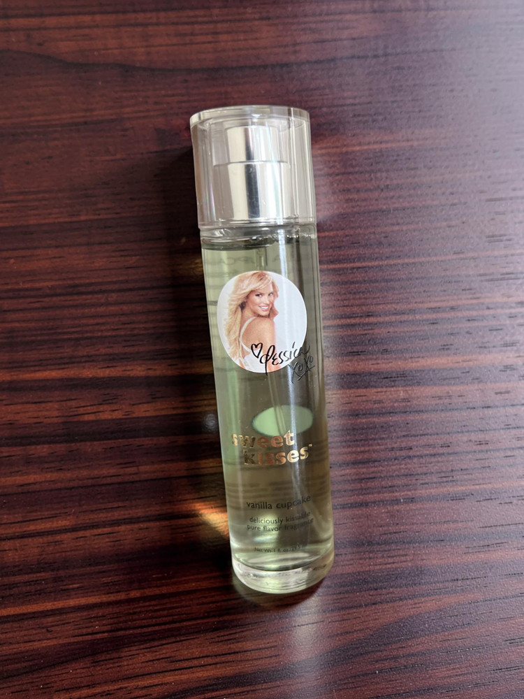 Jessica Simpson Sweet Kisses Vanilla Cupcake Women 1oz 29.5ml Authentic