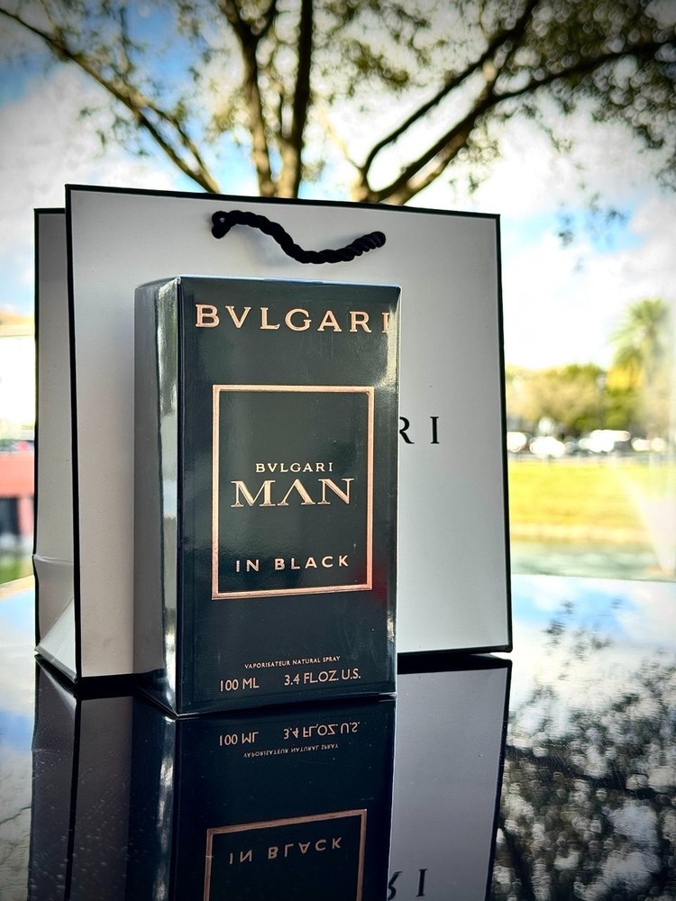Bvlgari Man In Black – Vaporisateur Natural Spray for Men 3.4 Oz (100 ml)