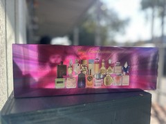 Macy’s 2025 18-Pc. Favorite Scents Sampler Discovery Set For Her Holiday Gift