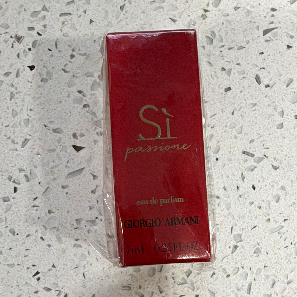 Giorgio Armani Si Passione Eau de Parfum Spray, Travel Size 0.24 fl oz